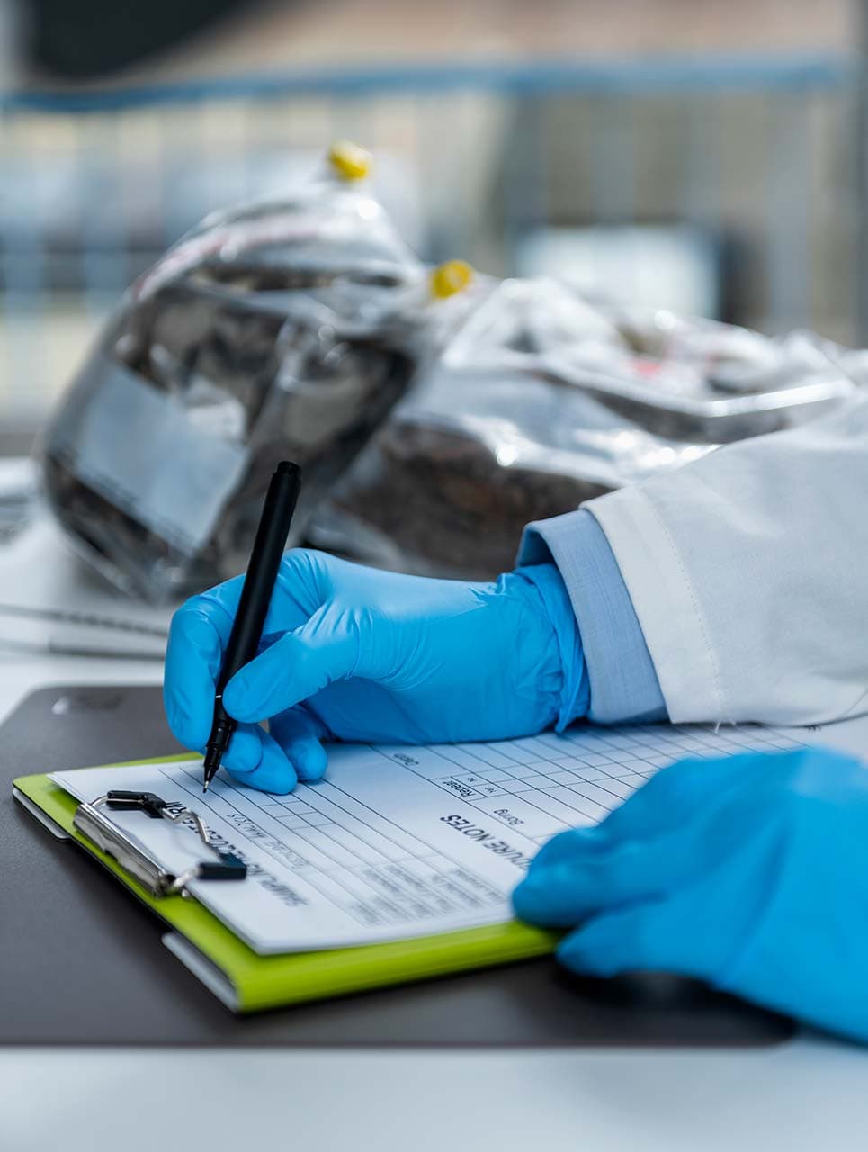Notities en een staal tijdens een asbestinventaris