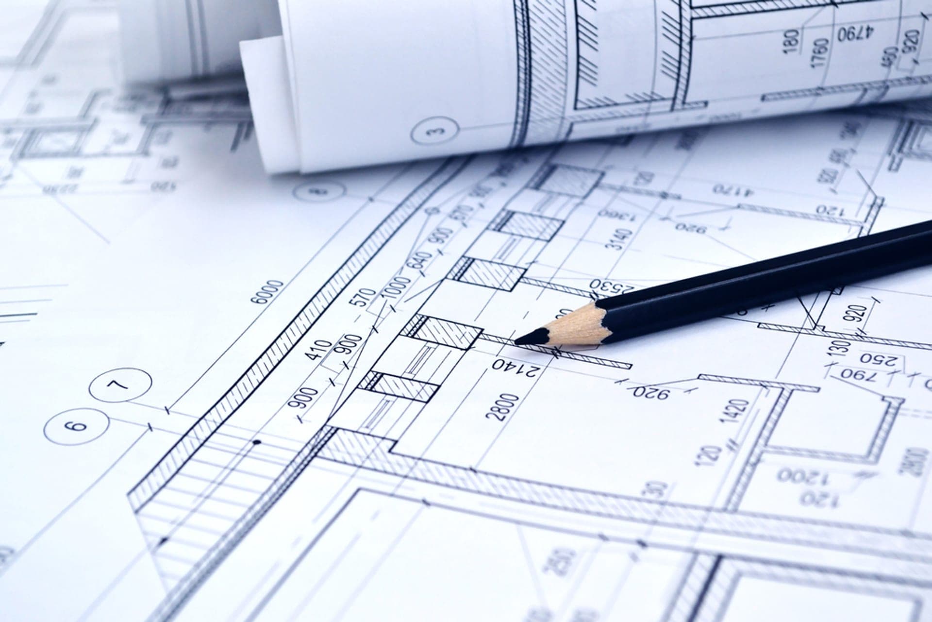 Bouwplan van een gebouw met een potlood
